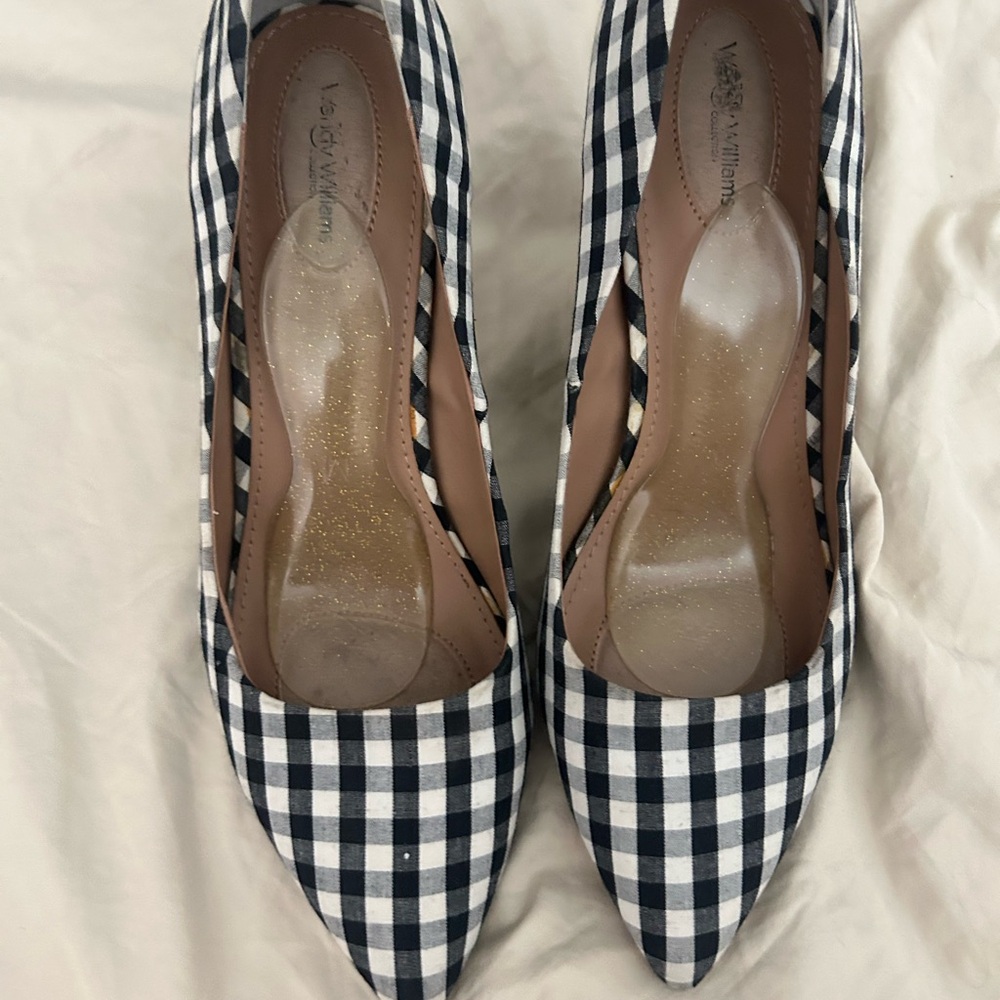 Vanessa Williams  size 9 M
3&1/2 in heels, slightly used